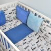 Baby Nellys Polštářkový mantinel minky s povlečením, 135×100 – závody v šedé
